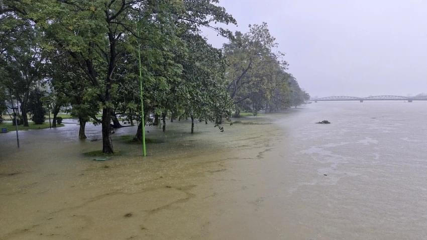 Sập nhà dân do sạt lở đồi, 2 người bị thương ở Thừa Thiên Huế