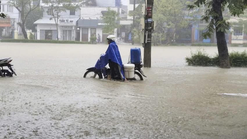 Sập nhà dân do sạt lở đồi, 2 người bị thương ở Thừa Thiên Huế