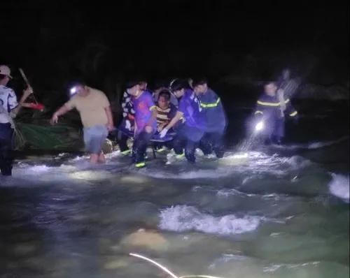 Cứu tài xế xe đầu kéo rơi xuống vực sâu 100m