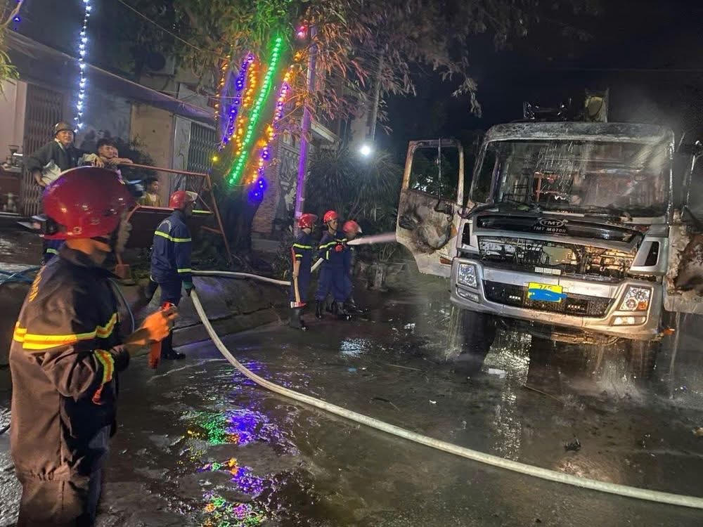 2 ô tô bốc cháy dữ dội trên quốc lộ 