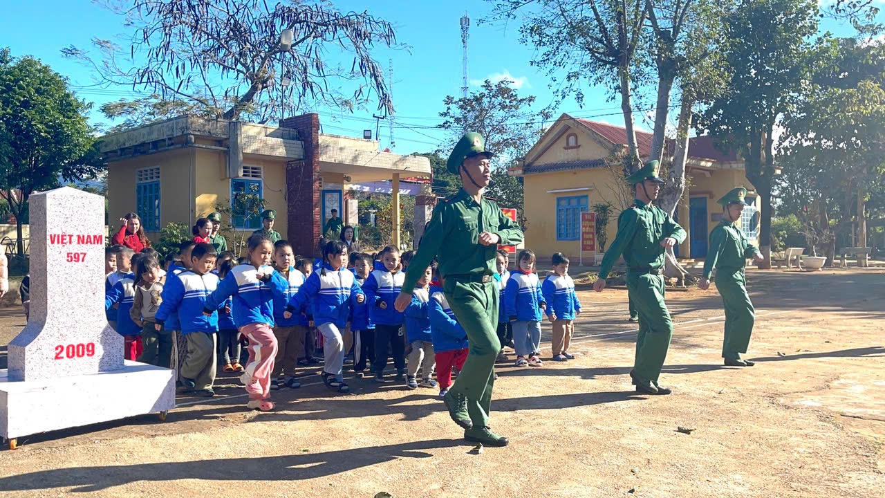 Hào hứng, sôi nổi với hoạt động trải nghiệm 'Một ngày làm chiến sĩ'