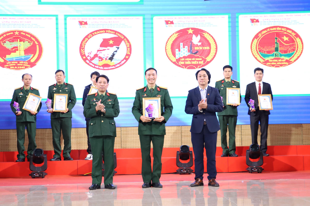 Trao giải 3 cuộc thi về lực lượng vũ trang Thừa Thiên Huế