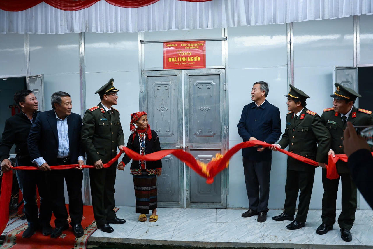 Bàn giao 200 căn nhà tình nghĩa cho người dân Quảng Trị đón Tết 