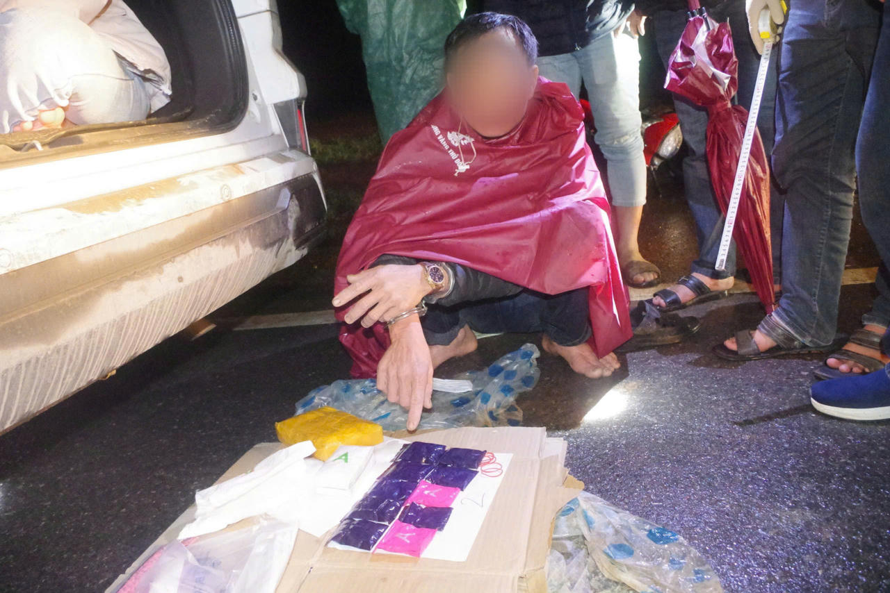 Bắt đối tượng vận chuyển gần 12.000 viên ma túy tổng hợp