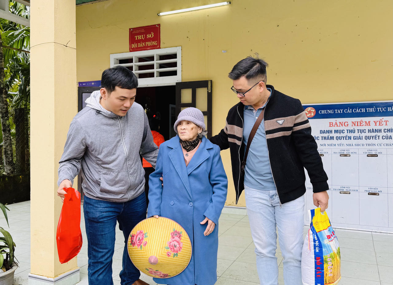 Báo Pháp luật Việt Nam mang Xuân về với bà con xứ Huế