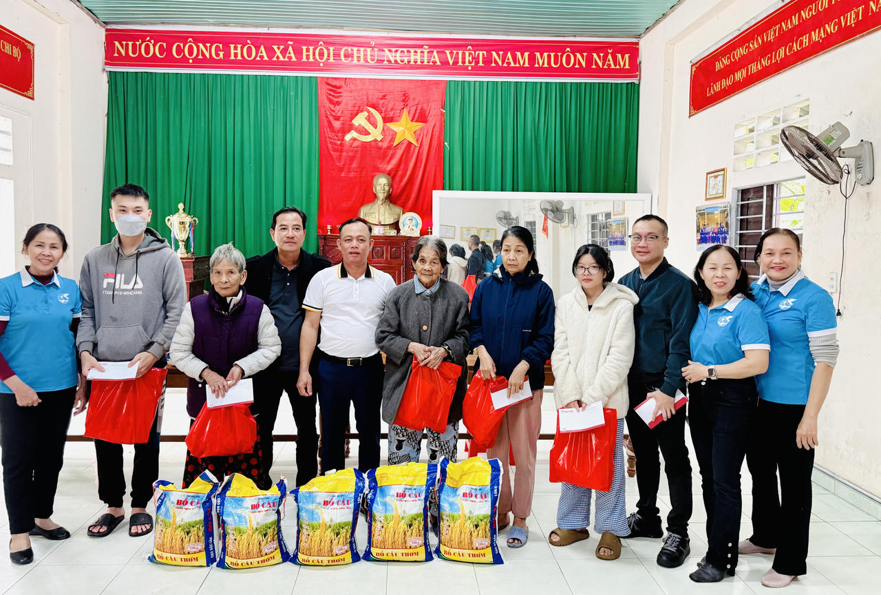 Báo Pháp luật Việt Nam mang Xuân về với bà con xứ Huế