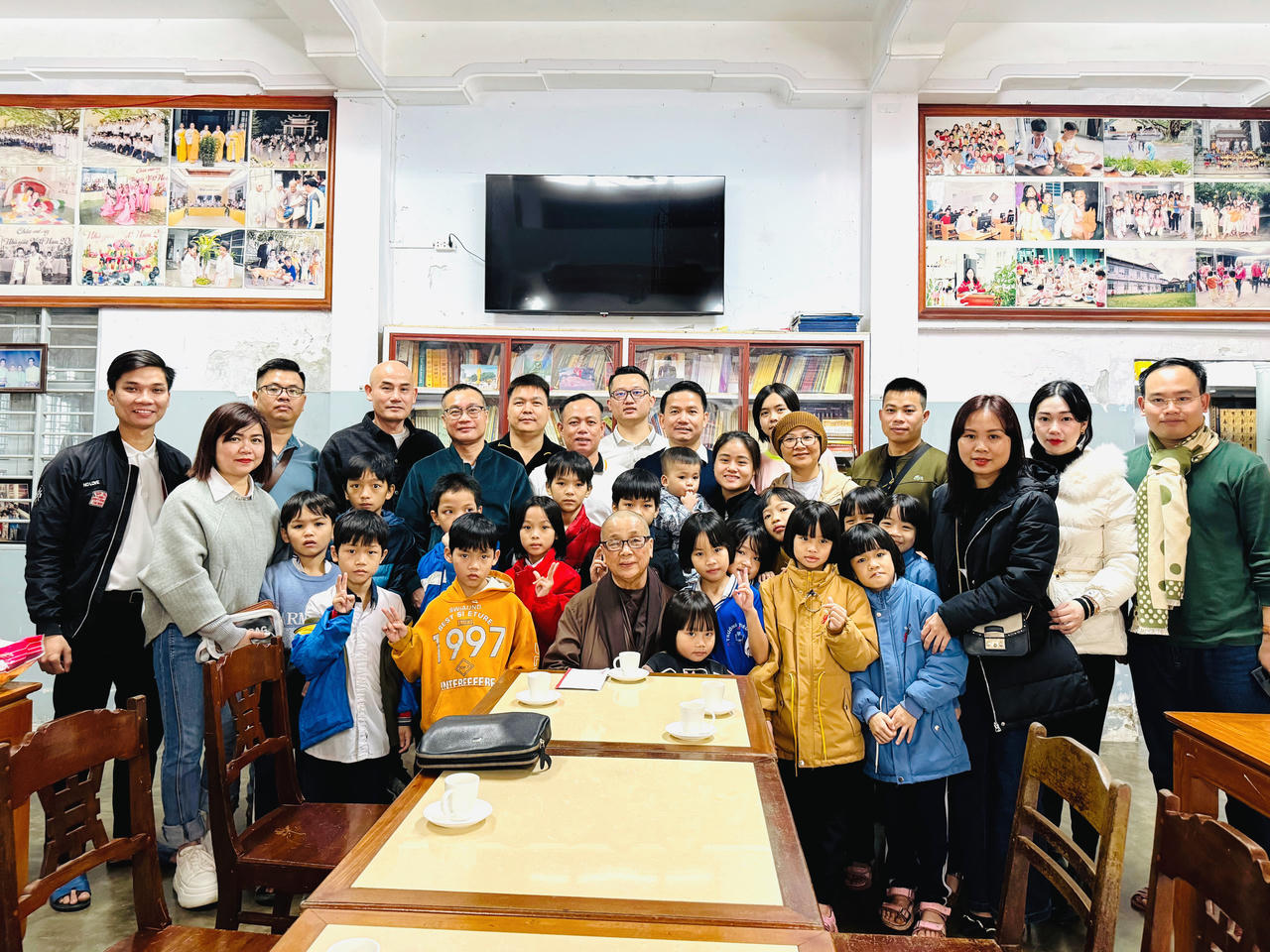 Báo Pháp luật Việt Nam mang Xuân về với bà con xứ Huế