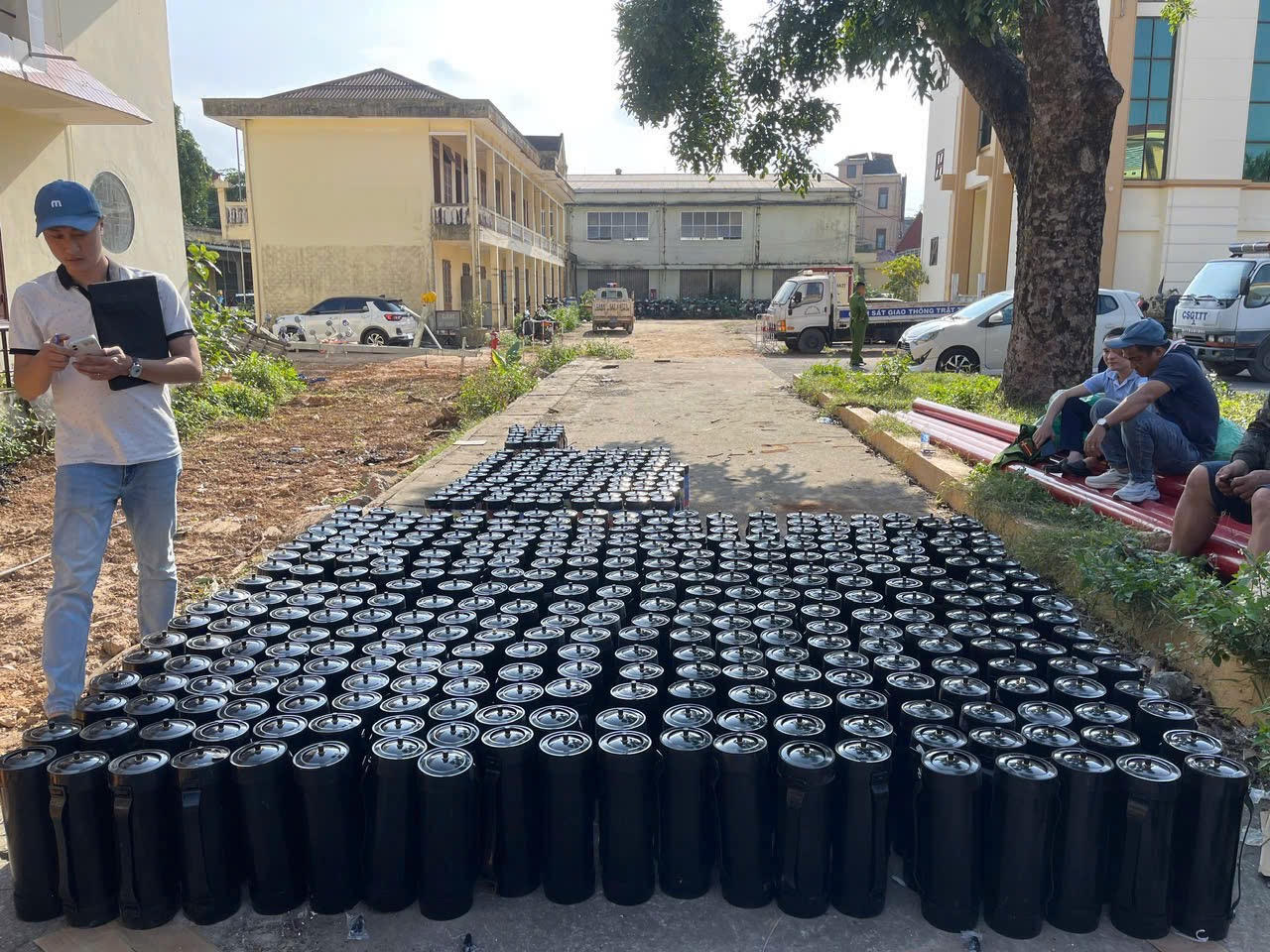 Bắt quả tang xe tải chở 640 bình khí 'bóng cười'