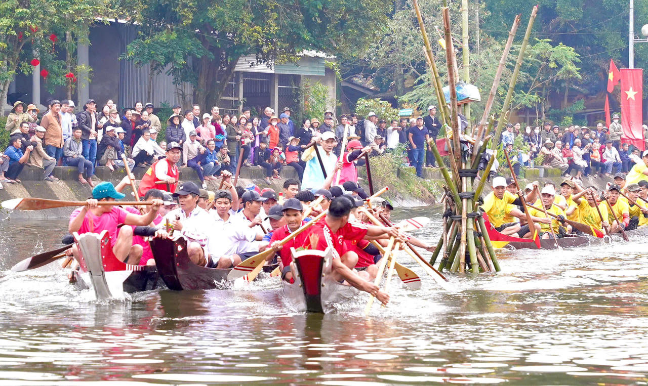 Giải đua trải truyền thống cầu mưa thuận gió hoà