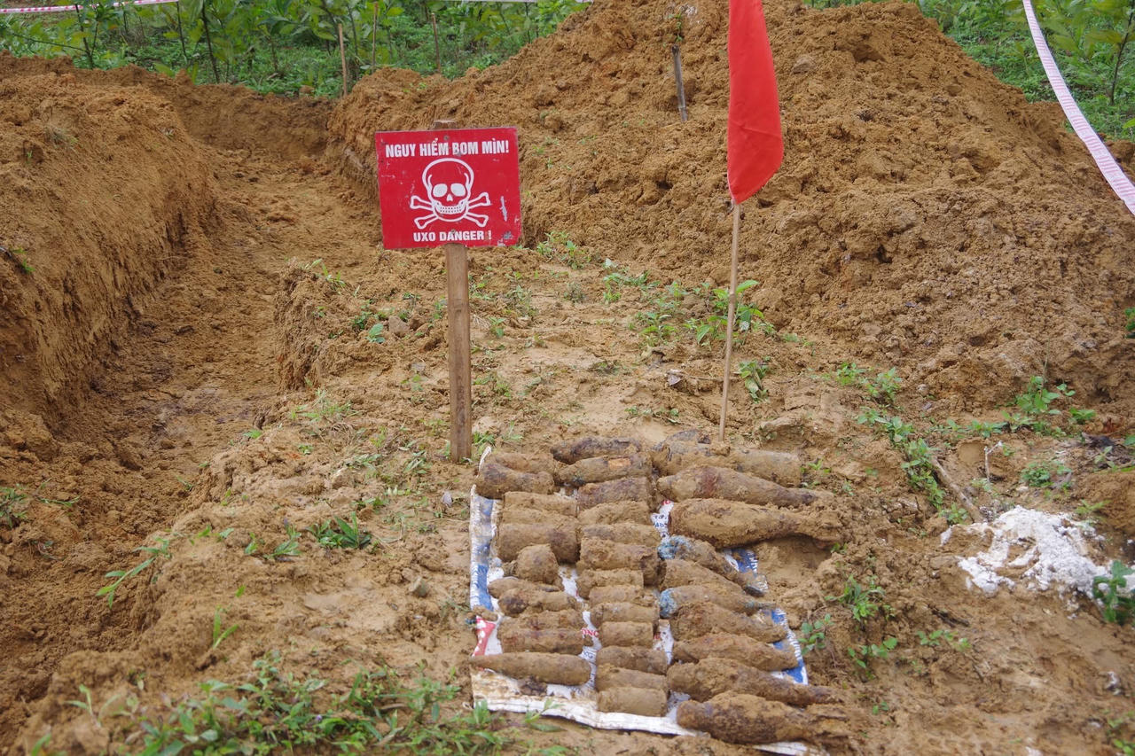 Phát hiện hầm chứa hàng chục quả đạn sót lại sau chiến tranh