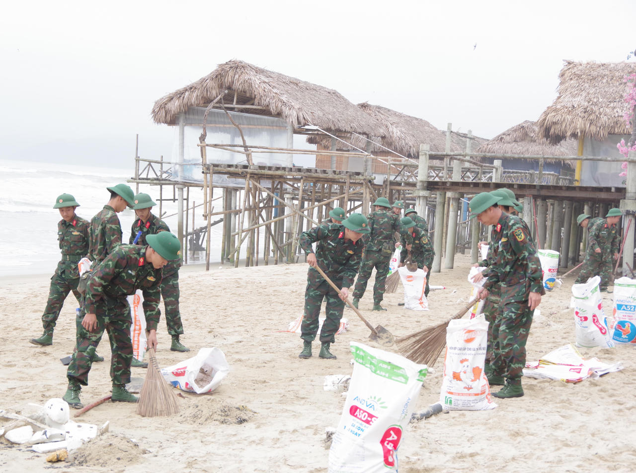 Hàng trăm cán bộ, chiến sĩ xử lý sự cố dầu tràn vào bờ biển Lăng Cô