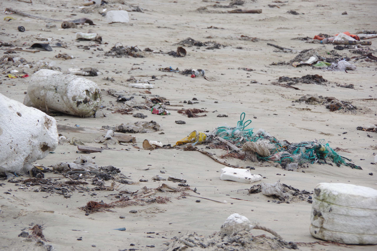 Hàng trăm cán bộ, chiến sĩ xử lý sự cố dầu tràn vào bờ biển Lăng Cô