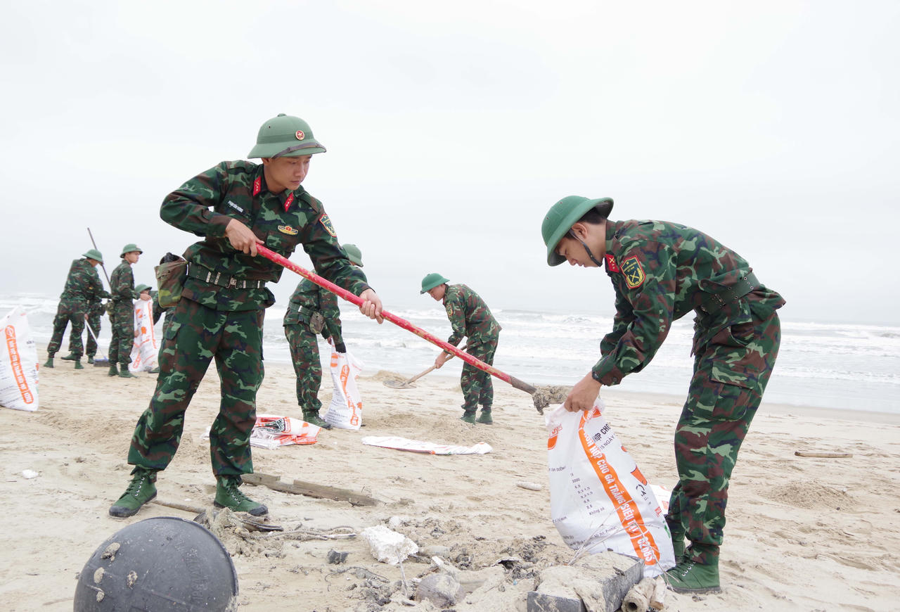 Hàng trăm cán bộ, chiến sĩ xử lý sự cố dầu tràn vào bờ biển Lăng Cô