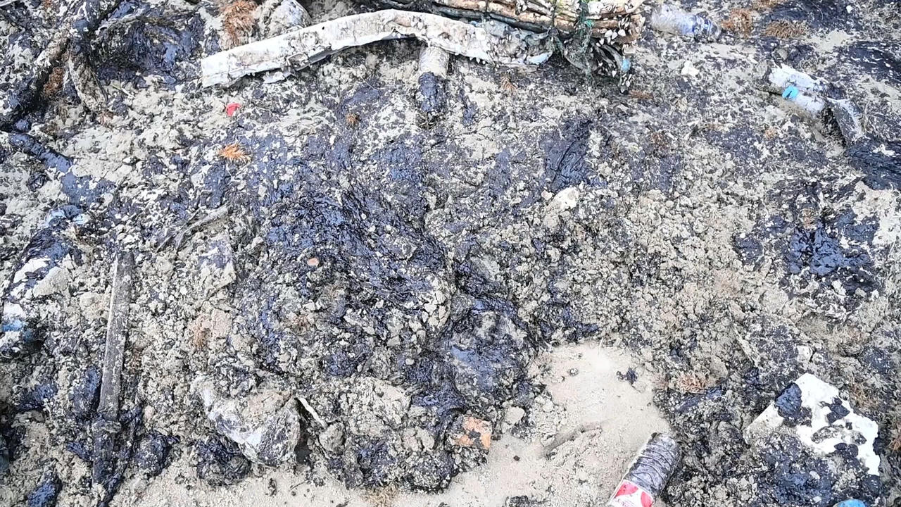 Hàng trăm cán bộ, chiến sĩ xử lý sự cố dầu tràn vào bờ biển Lăng Cô