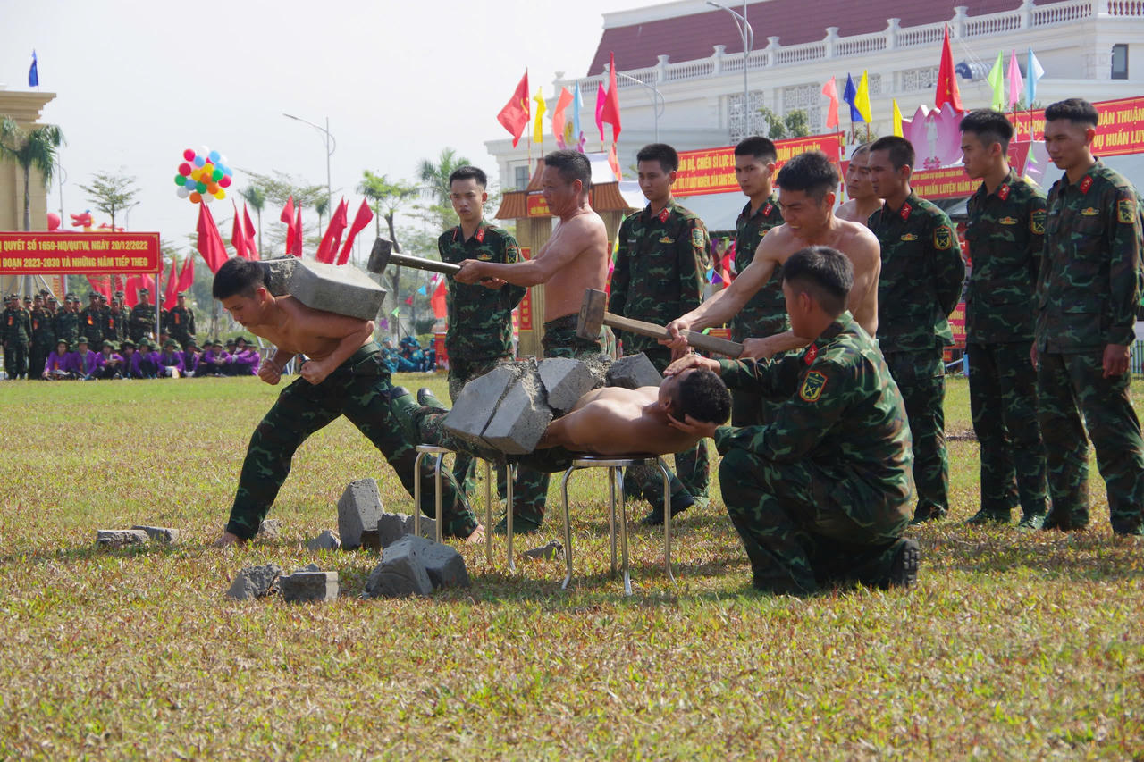 Lực lượng vũ trang TP Huế ra quân huấn luyện năm 2025