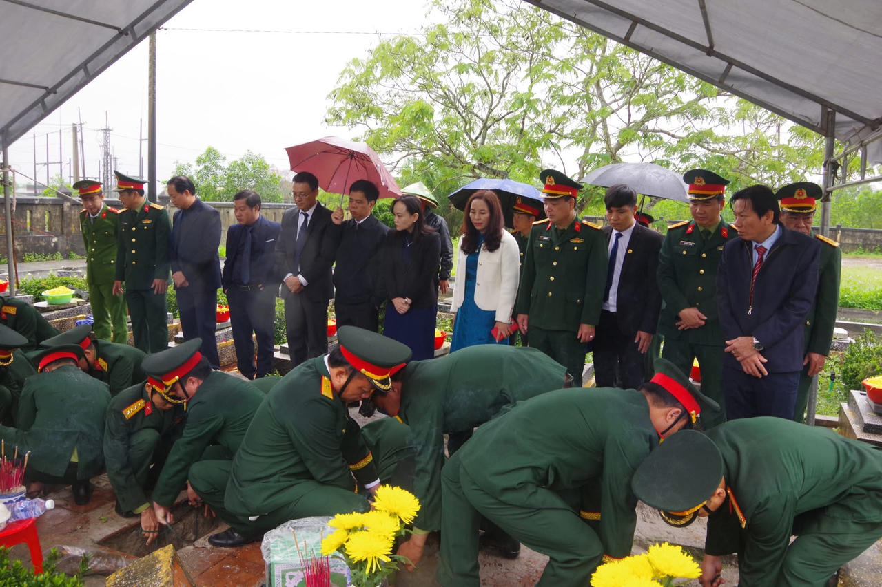 8 hài cốt liệt sỹ được phát hiện trong vườn nhà dân đã về an nghỉ tại Nghĩa trang liệt sỹ