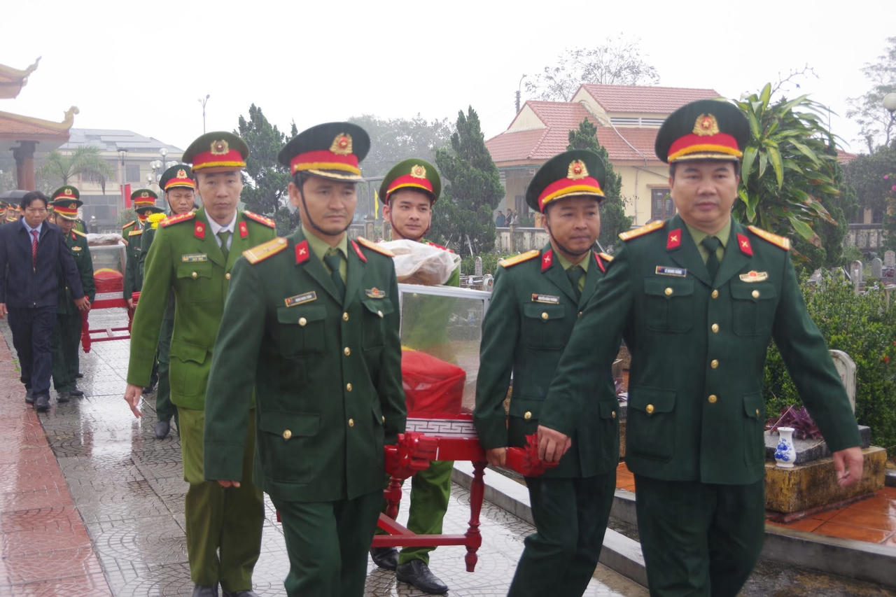 8 hài cốt liệt sỹ được phát hiện trong vườn nhà dân đã về an nghỉ tại Nghĩa trang liệt sỹ