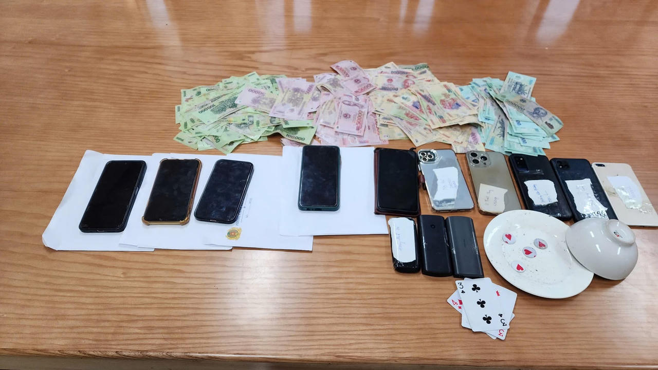 Bắt quả tang 12 đối tượng đánh bạc, thu giữ hơn 100 triệu đồng