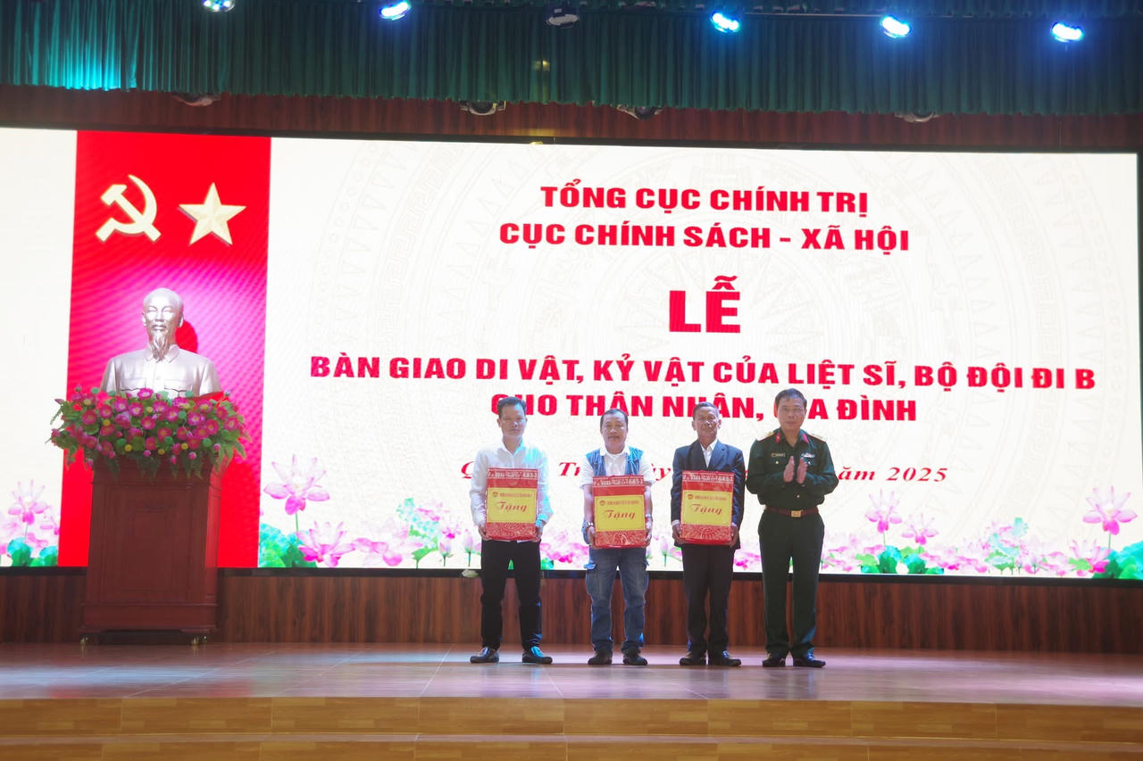 Bàn giao di vật, kỷ vật của 3 liệt sĩ về với thân nhân, gia đình