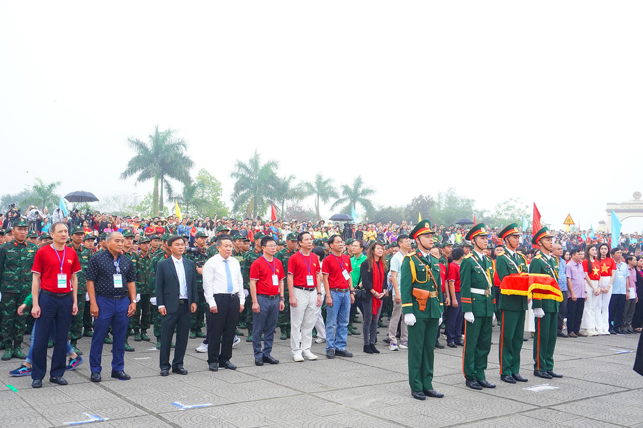 Thiêng liêng lễ thượng cờ ở Di tích đôi bờ Hiền Lương - Bến Hải