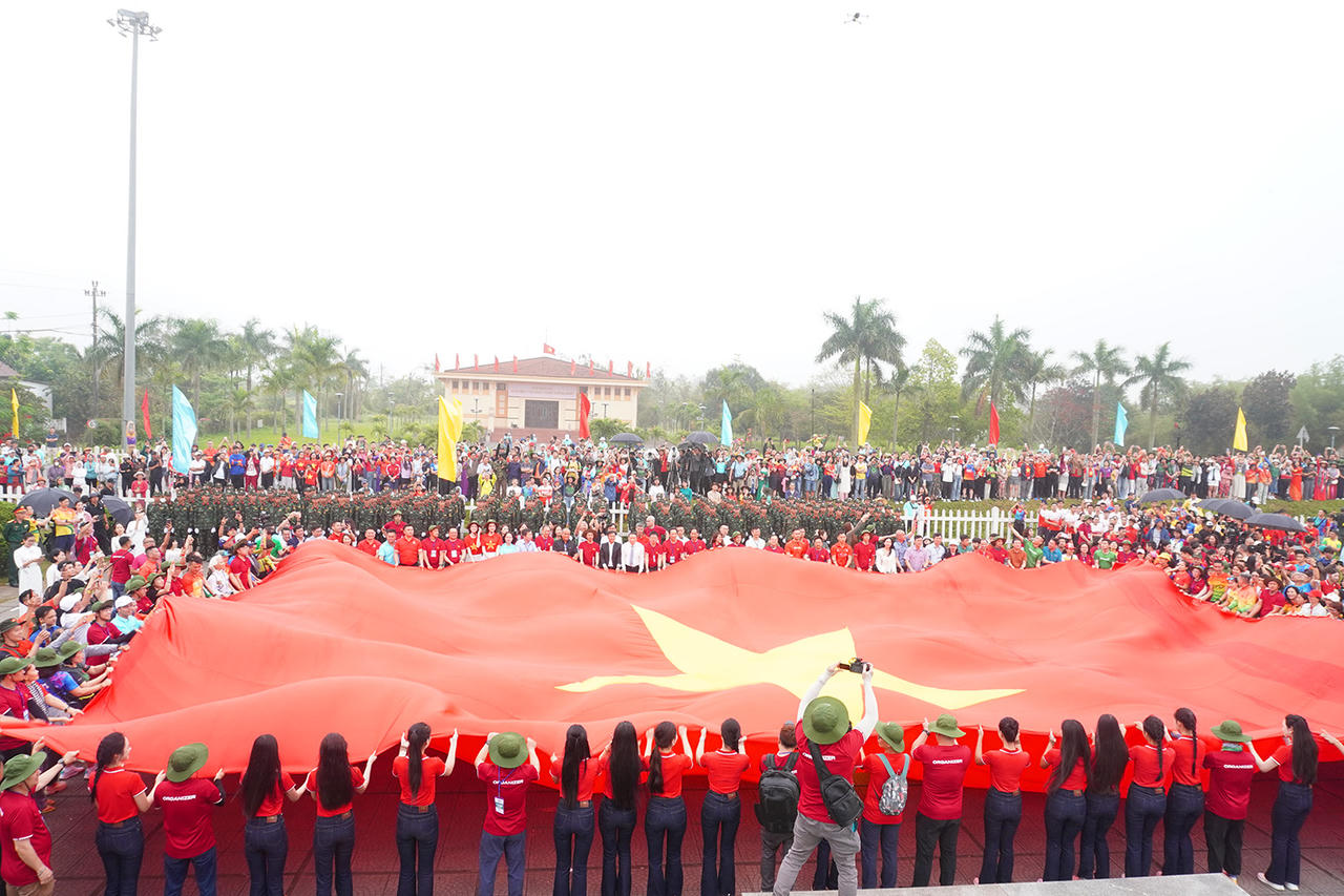 Thiêng liêng lễ thượng cờ ở Di tích đôi bờ Hiền Lương - Bến Hải