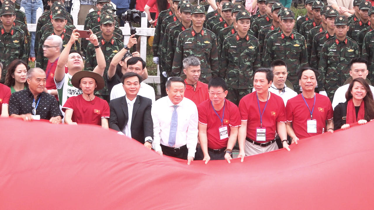 Thiêng liêng lễ thượng cờ ở Di tích đôi bờ Hiền Lương - Bến Hải