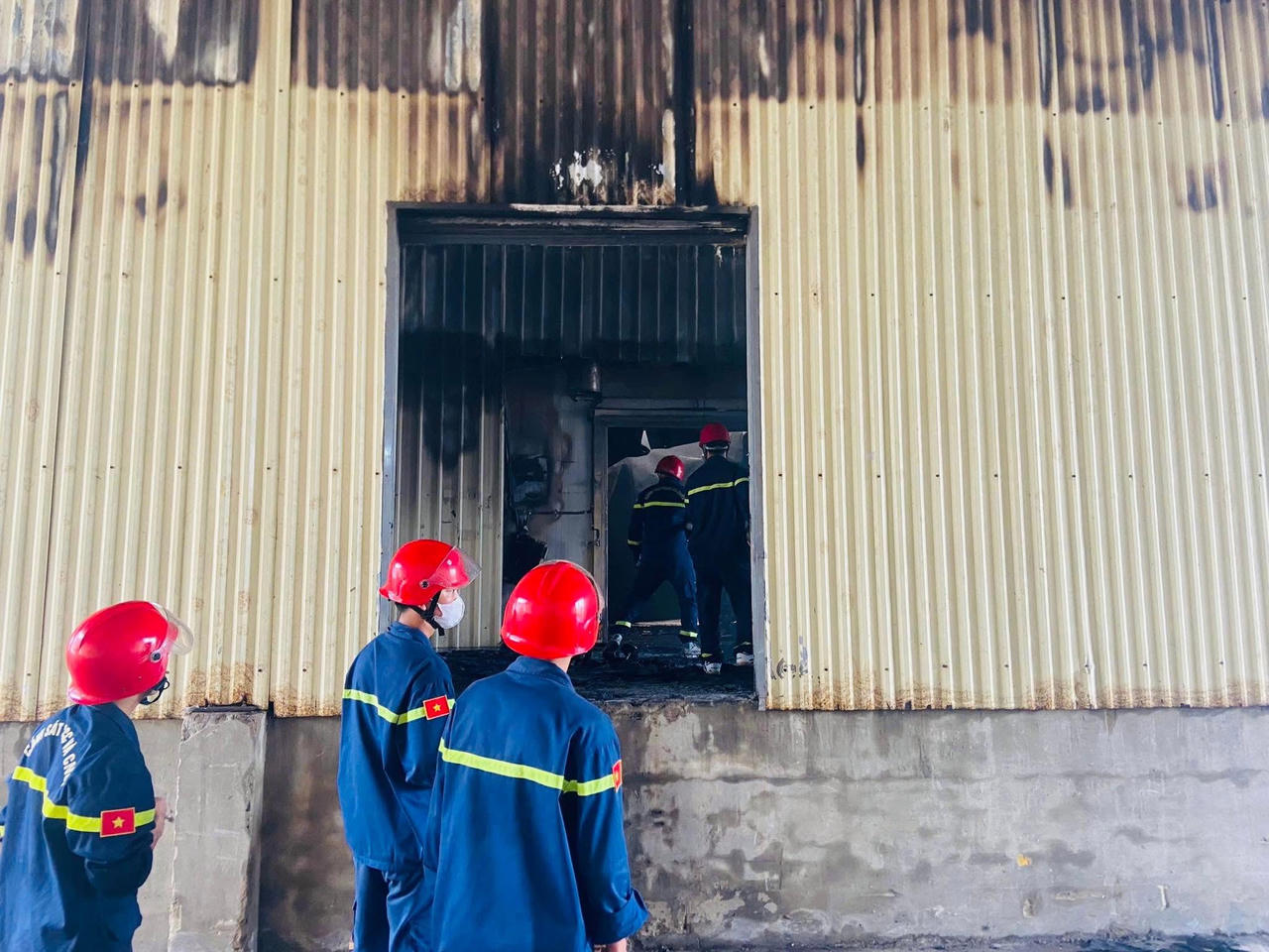 Kịp thời dập tắt đám cháy tại nhà máy chế biến thuỷ sản