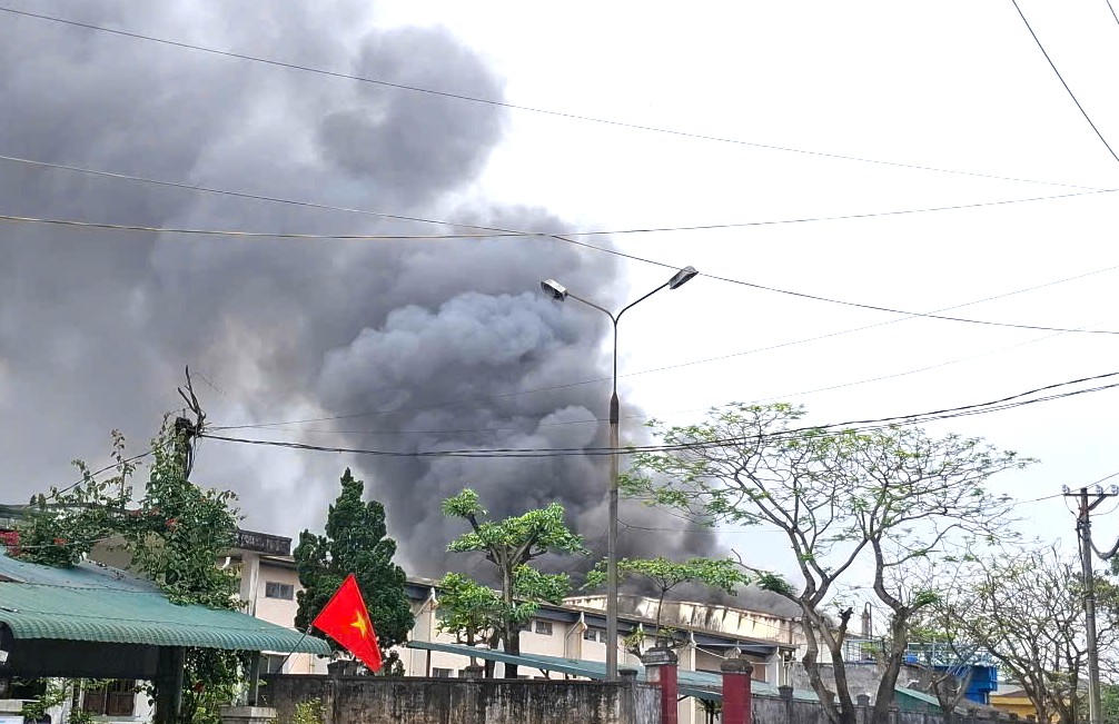 Kịp thời dập tắt đám cháy tại nhà máy chế biến thuỷ sản