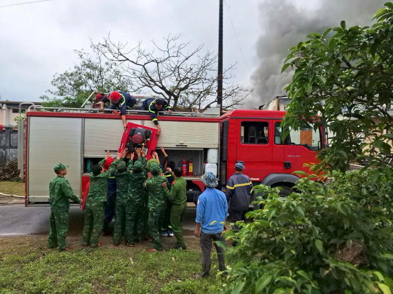 Kịp thời dập tắt đám cháy tại nhà máy chế biến thuỷ sản