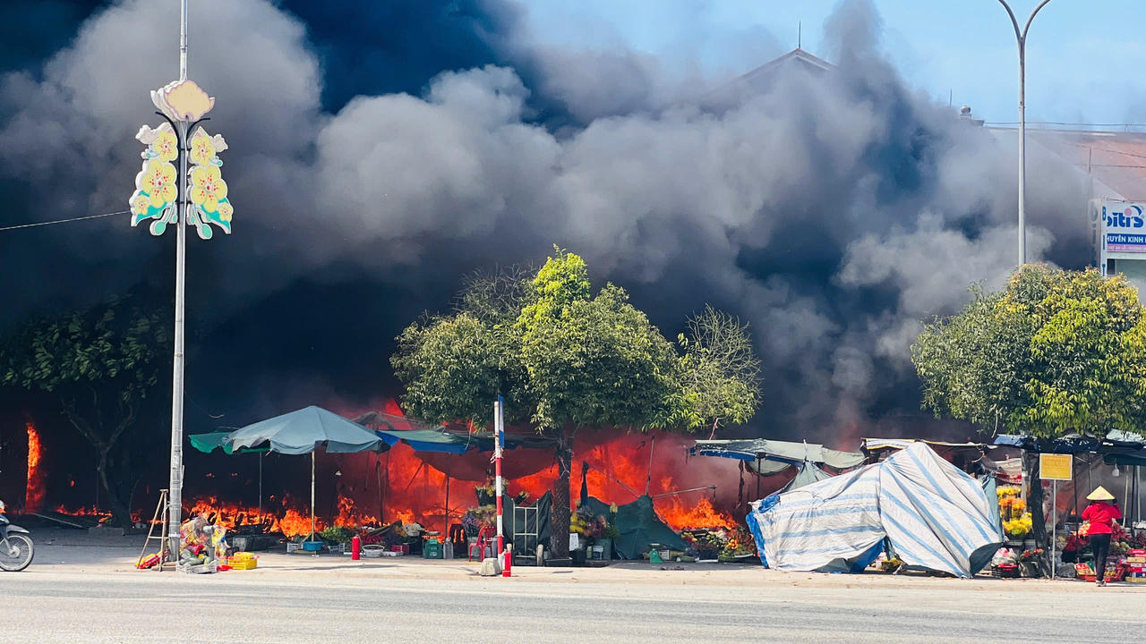 Cháy lớn ở chợ An Lỗ