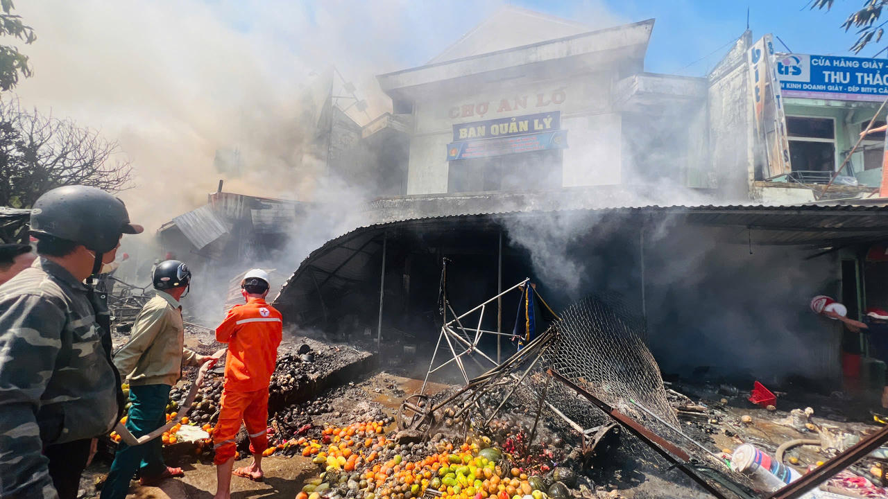 Cháy lớn ở chợ An Lỗ