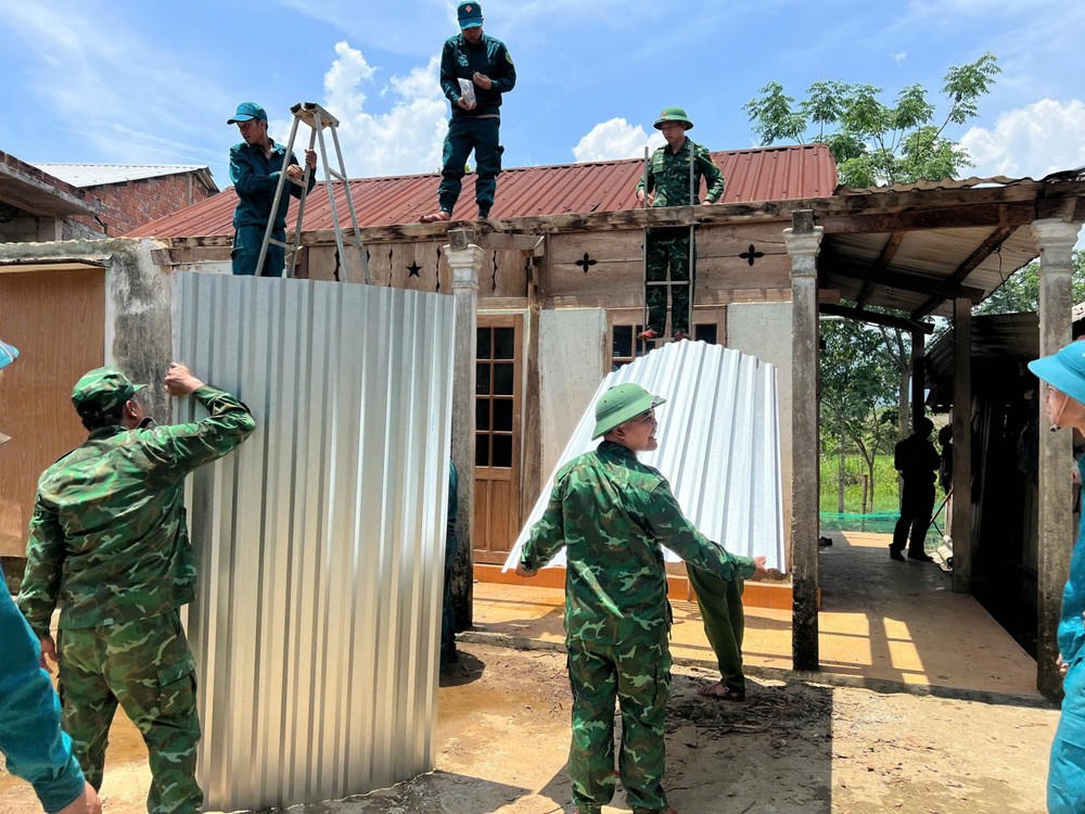 Khắc phục 27 nhà dân bị tốc mái do lốc xoáy ở A Lưới