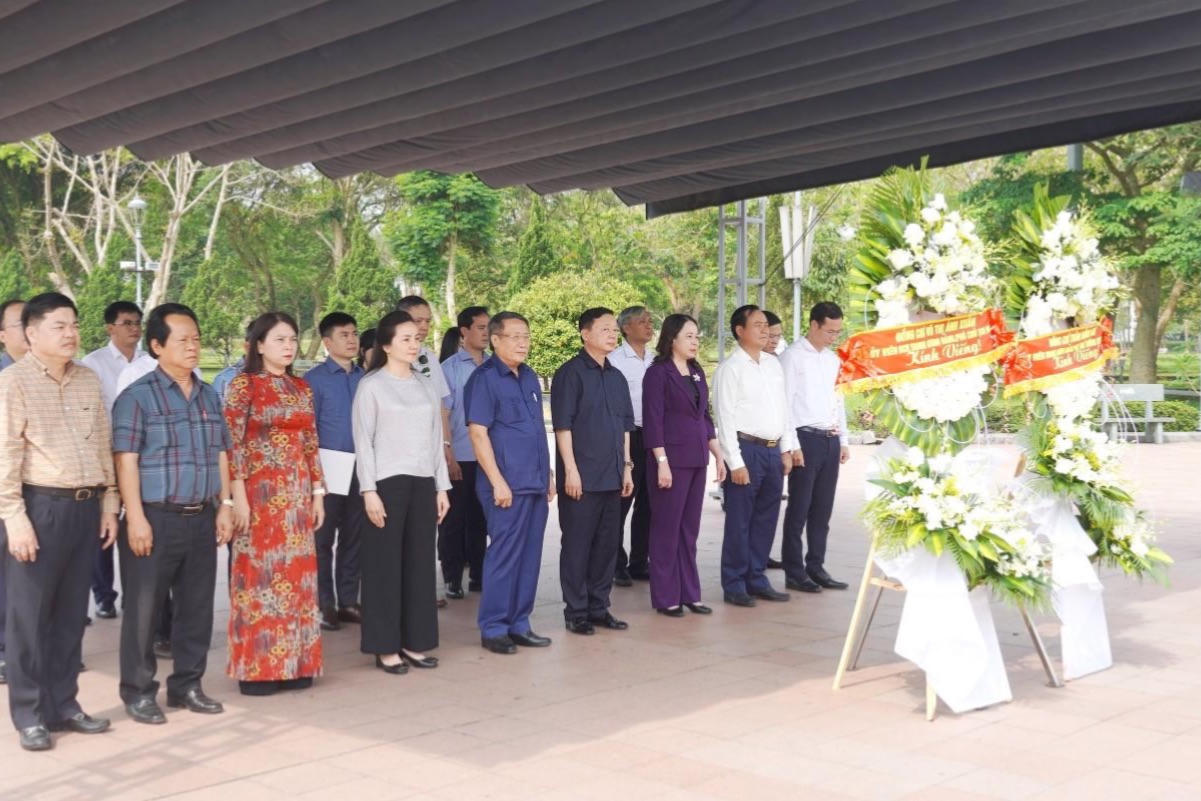 Phó Chủ tịch nước Võ Thị Ánh Xuân và Phó Thủ tướng Trần Hồng Hà tri ân các anh hùng liệt sĩ tại Quảng Trị