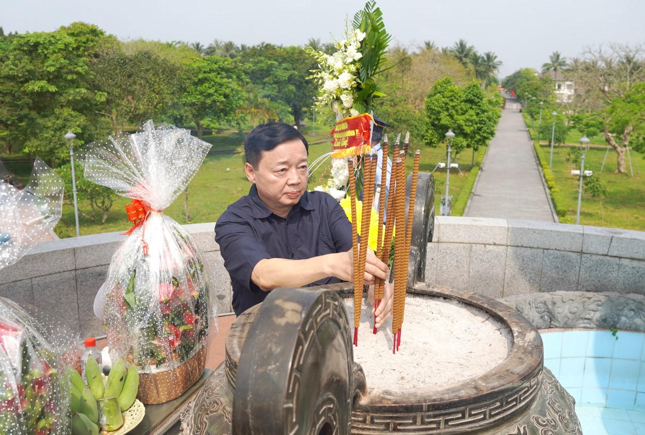 Phó Chủ tịch nước Võ Thị Ánh Xuân và Phó Thủ tướng Trần Hồng Hà tri ân các anh hùng liệt sĩ tại Quảng Trị