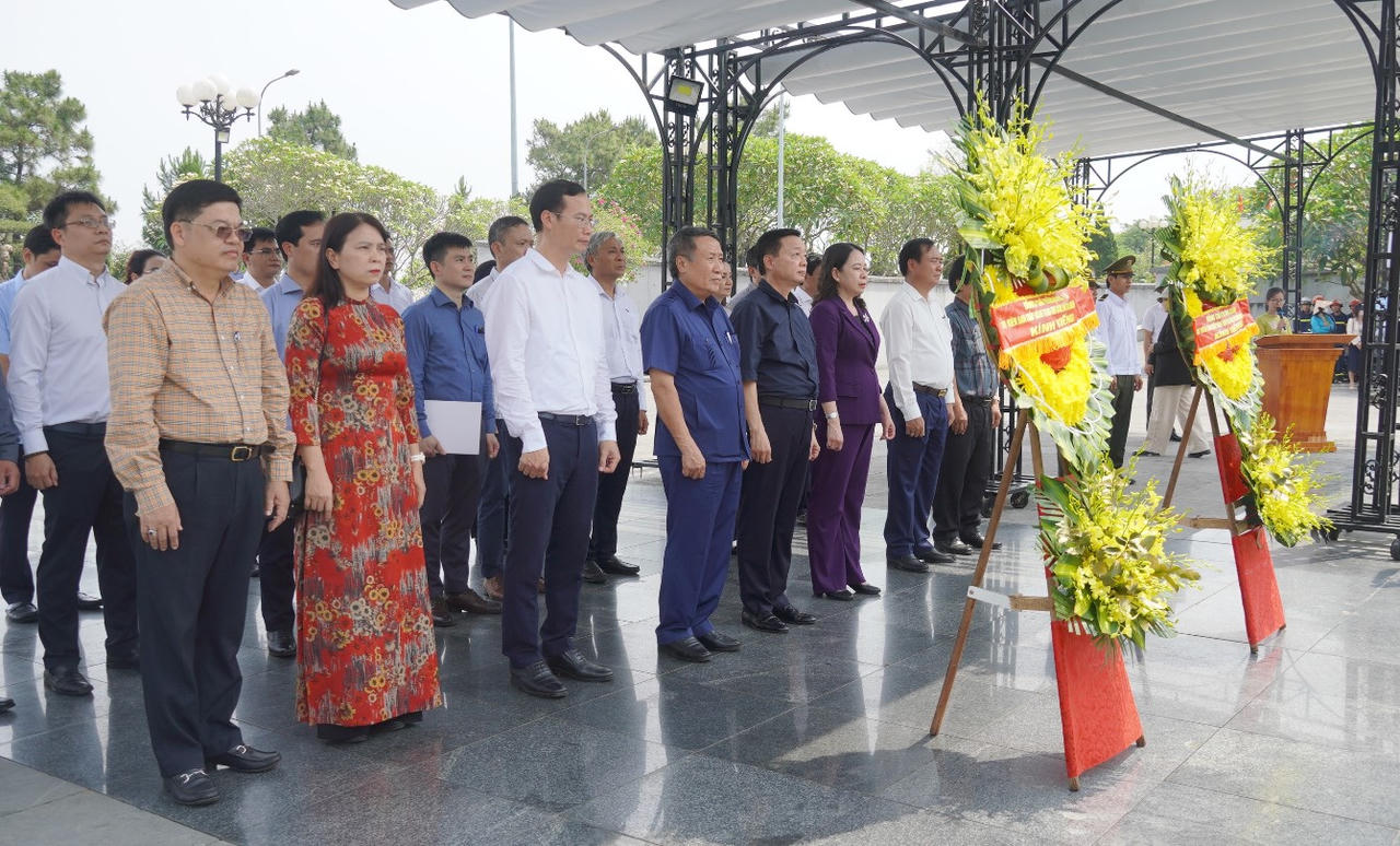 Phó Chủ tịch nước Võ Thị Ánh Xuân và Phó Thủ tướng Trần Hồng Hà tri ân các anh hùng liệt sĩ tại Quảng Trị