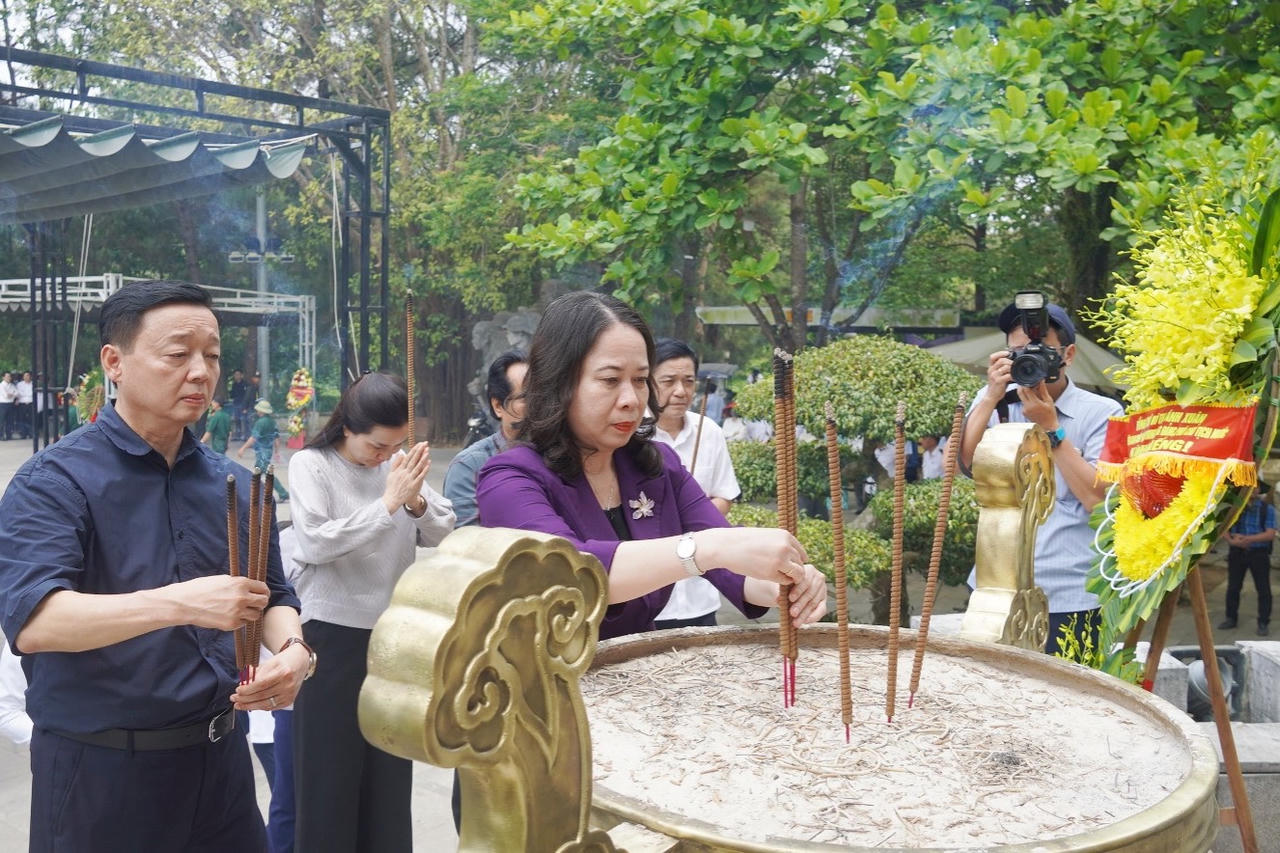 Phó Chủ tịch nước Võ Thị Ánh Xuân và Phó Thủ tướng Trần Hồng Hà tri ân các anh hùng liệt sĩ tại Quảng Trị