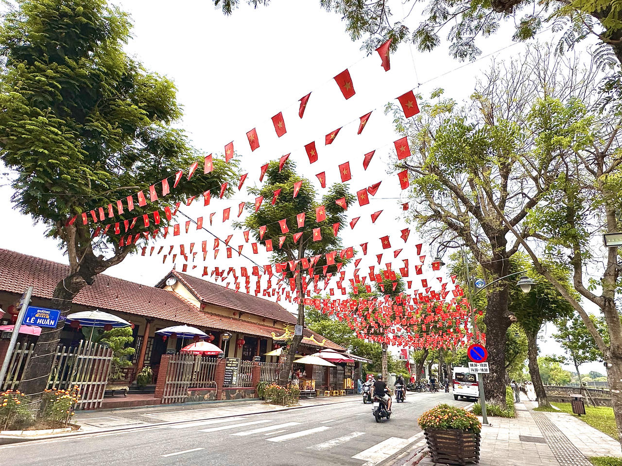 Cố đô Huế rợp cờ hoa mừng 50 năm Giải phóng miền Nam