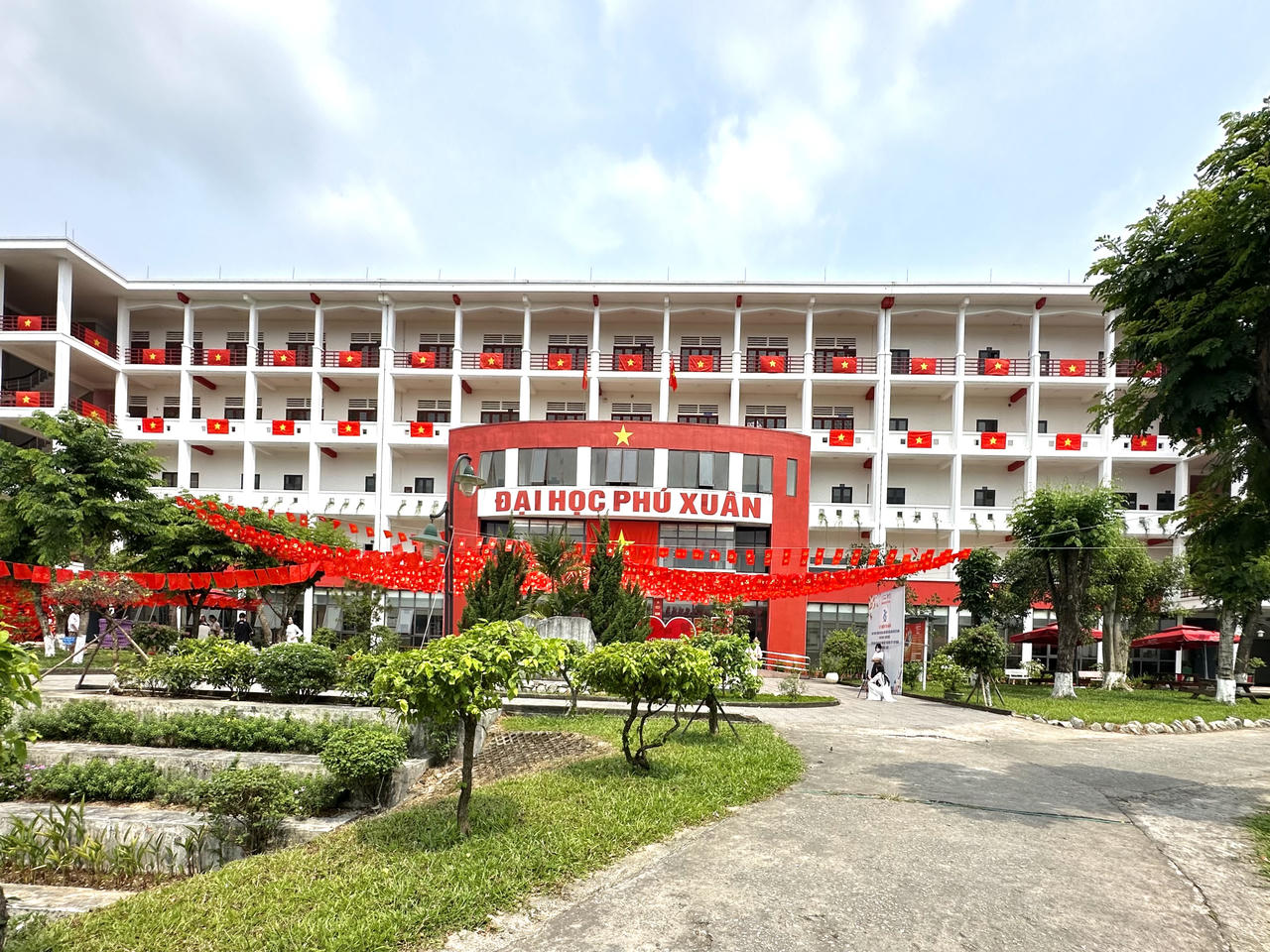 Cố đô Huế rợp cờ hoa mừng 50 năm Giải phóng miền Nam