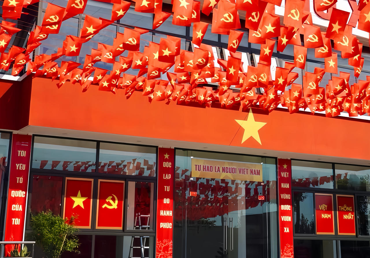 Cố đô Huế rợp cờ hoa mừng 50 năm Giải phóng miền Nam