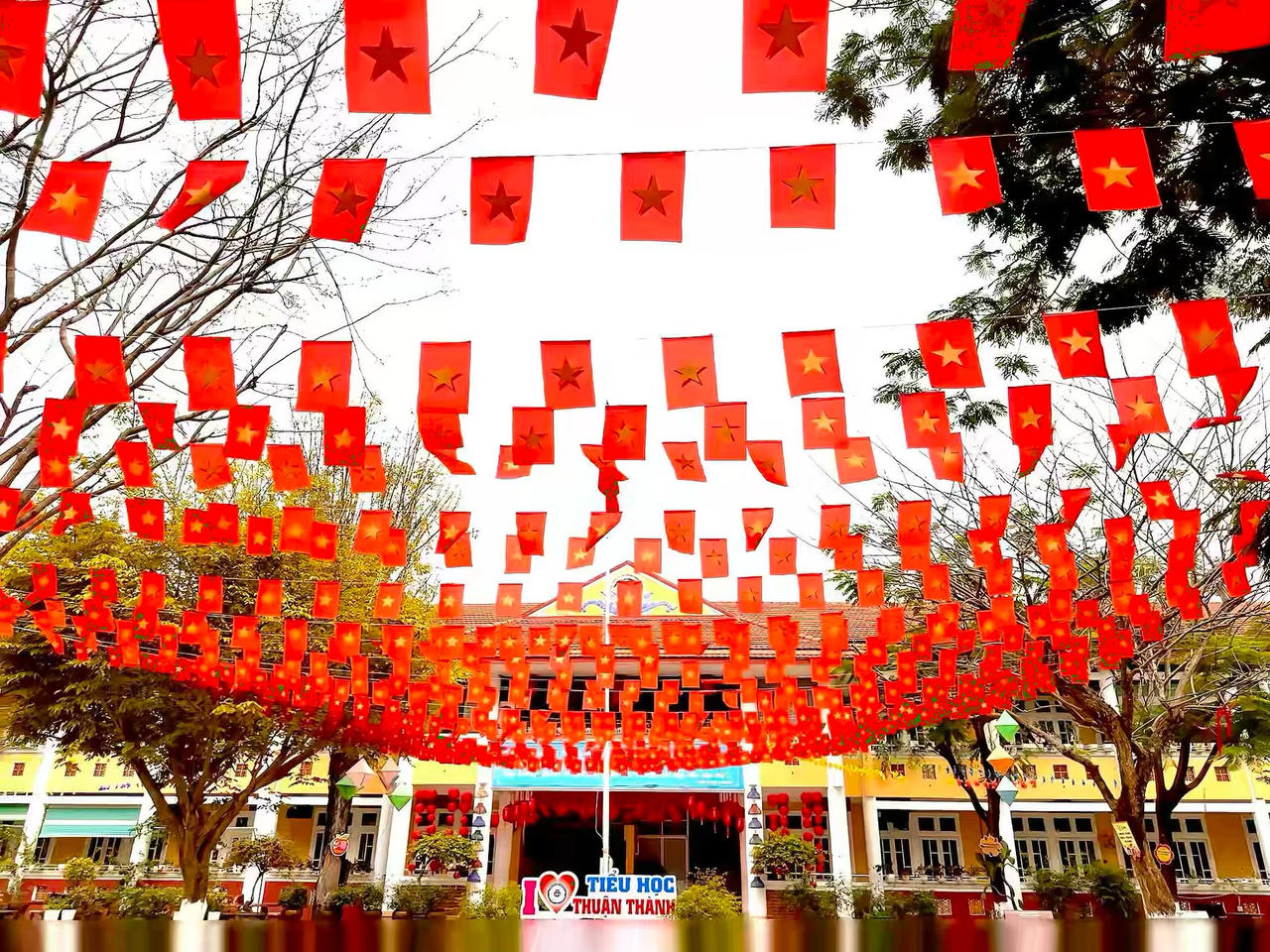 Cố đô Huế rợp cờ hoa mừng 50 năm Giải phóng miền Nam