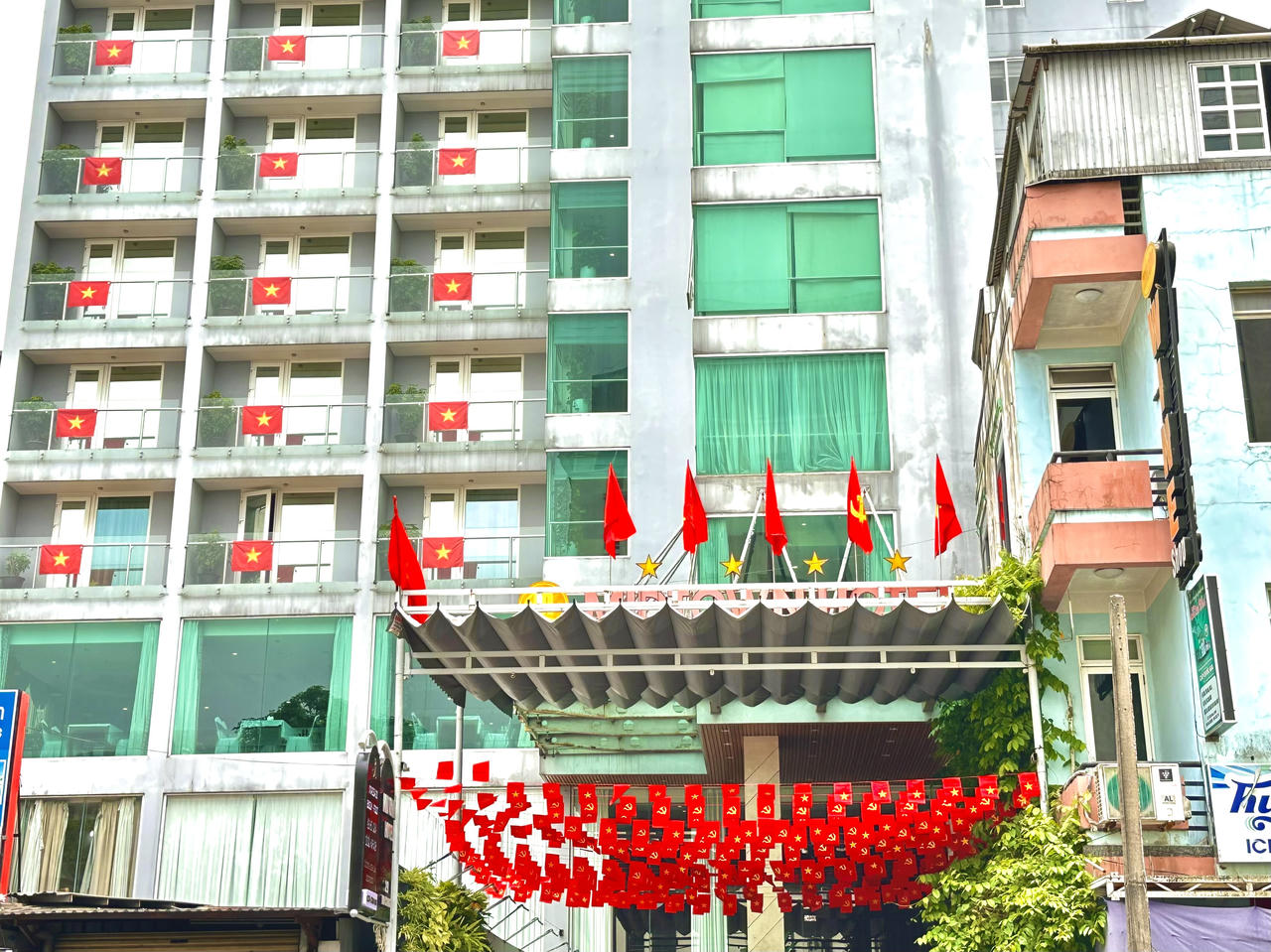 Cố đô Huế rợp cờ hoa mừng 50 năm Giải phóng miền Nam