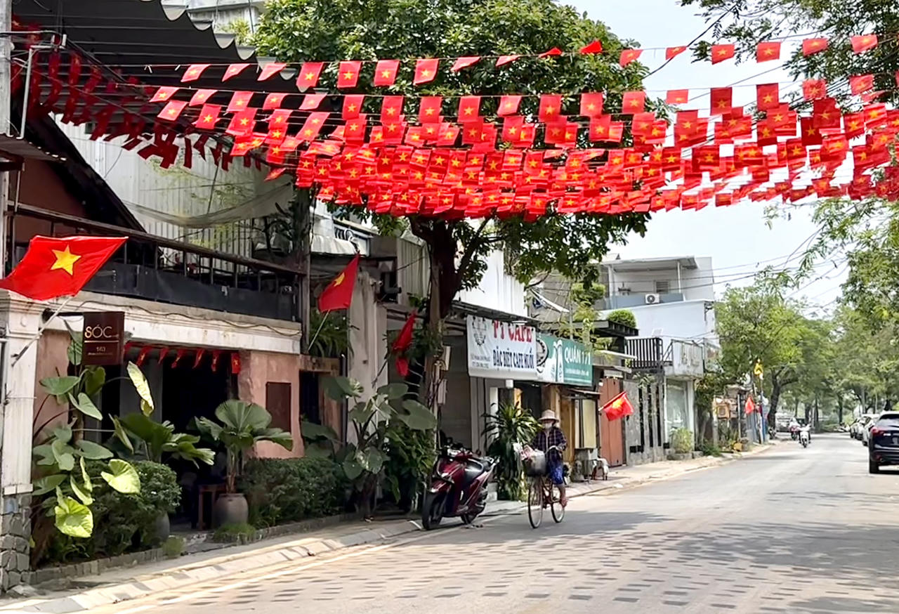 Cố đô Huế rợp cờ hoa mừng 50 năm Giải phóng miền Nam