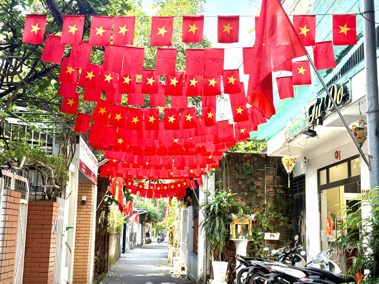 Cố đô Huế rợp cờ hoa mừng 50 năm Giải phóng miền Nam