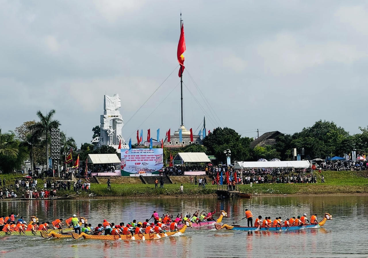 Lễ Thượng cờ 'Thống nhất non sông' tại Đôi bờ Hiền Lương - Bến Hải