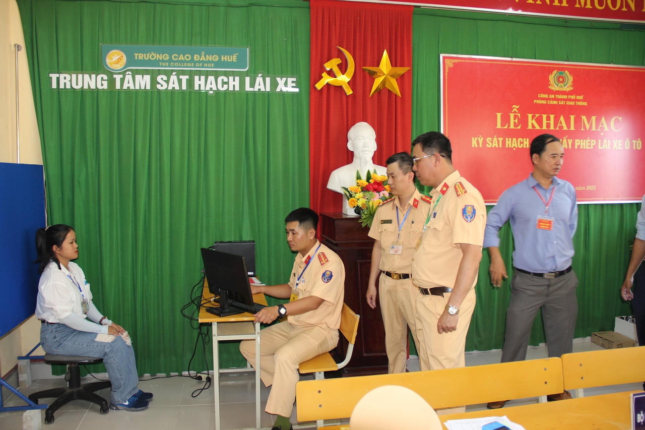 2 địa phương tổ chức kỳ sát hạch cấp giấy phép lái xe đầu tiên do lực lượng công an chủ trì