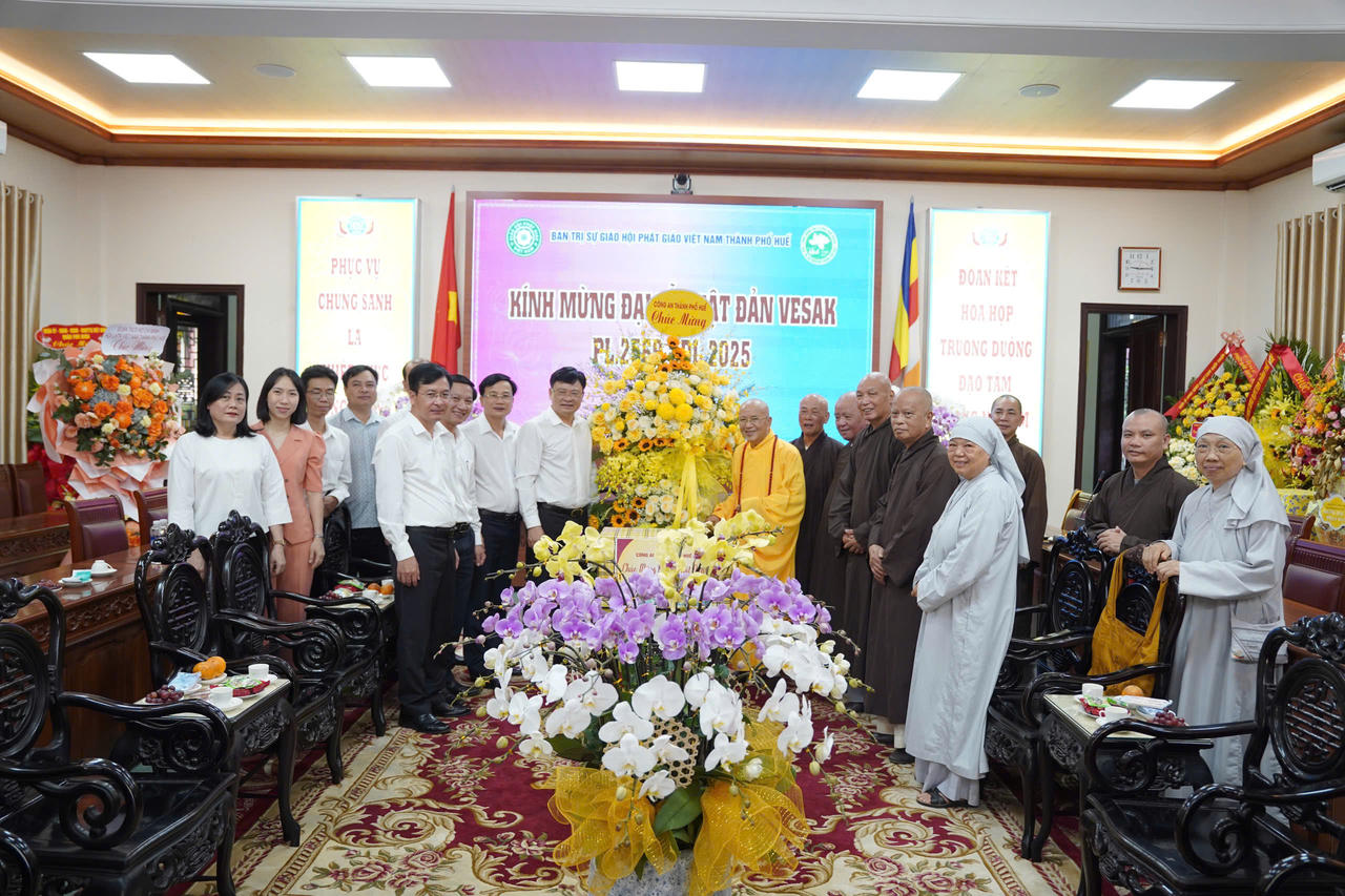 Lãnh đạo TP Huế thăm, chúc mừng Ban Trị sự Giáo hội Phật giáo Việt Nam thành phố nhân lễ Phật đản 2025