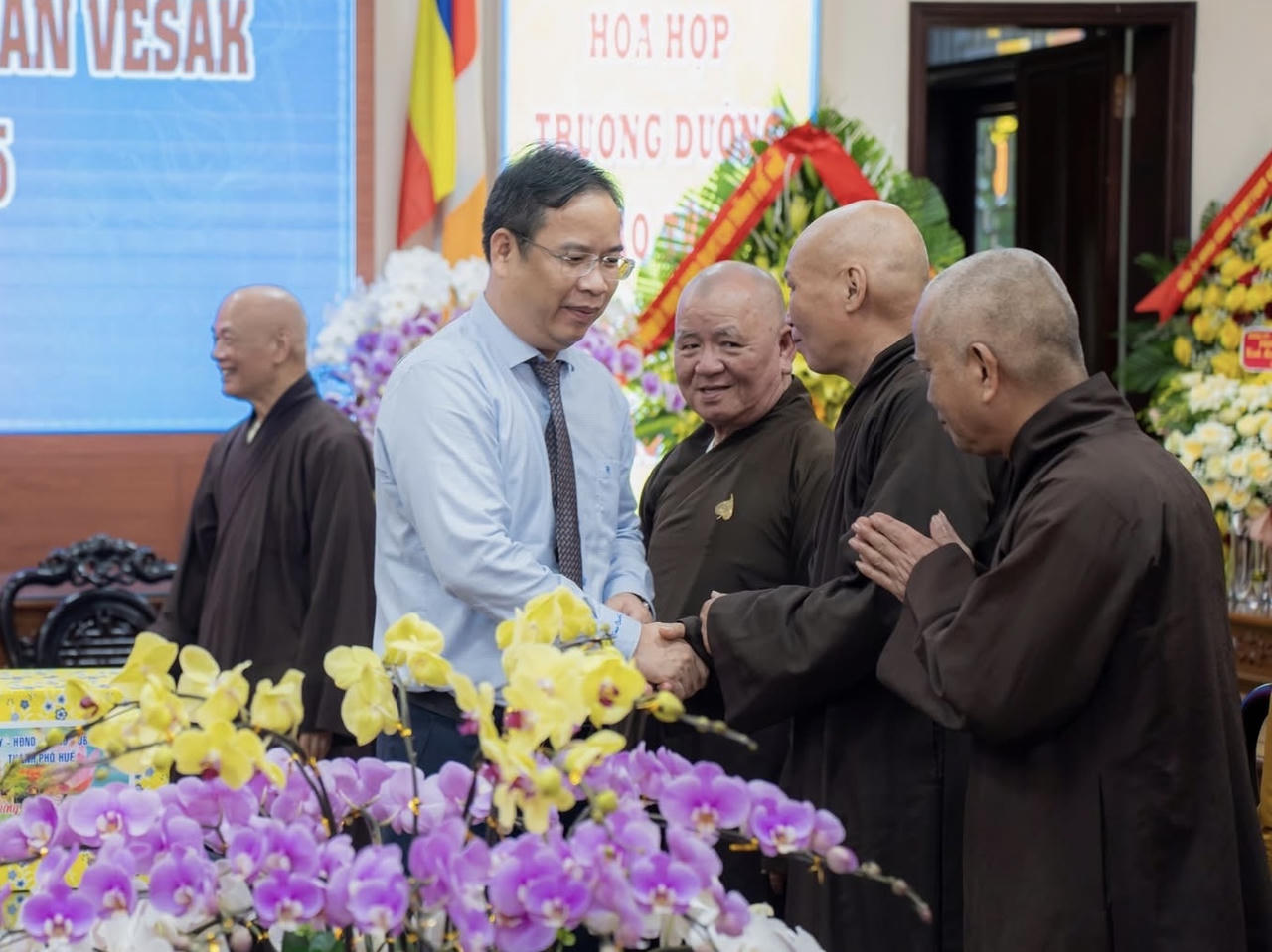 Lãnh đạo TP Huế thăm, chúc mừng Ban Trị sự Giáo hội Phật giáo Việt Nam thành phố nhân lễ Phật đản 2025