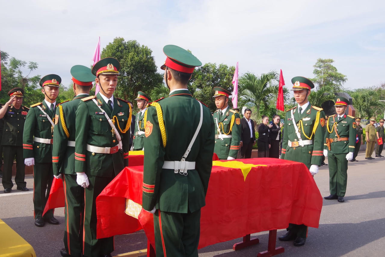 Đón nhận 12 hài cốt liệt sĩ hy sinh tại Lào về nước