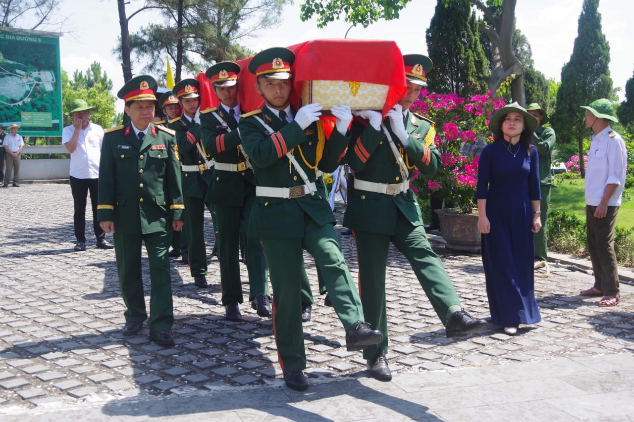 Đón nhận 12 hài cốt liệt sĩ hy sinh tại Lào về nước
