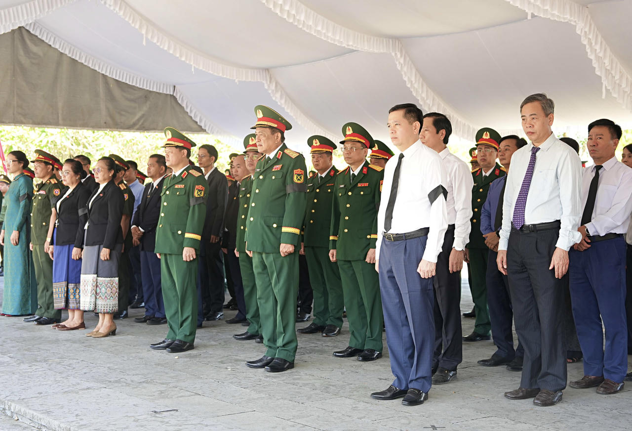 12 hài cốt liệt sĩ Việt Nam hy sinh tại Lào được đưa về an táng tại Nghĩa trang Liệt sĩ Quốc gia Đường 9